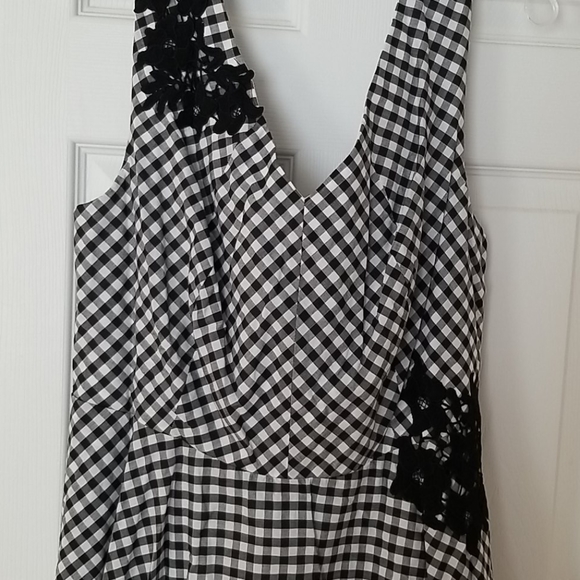 Black and White Dress - Picture 4 of 7